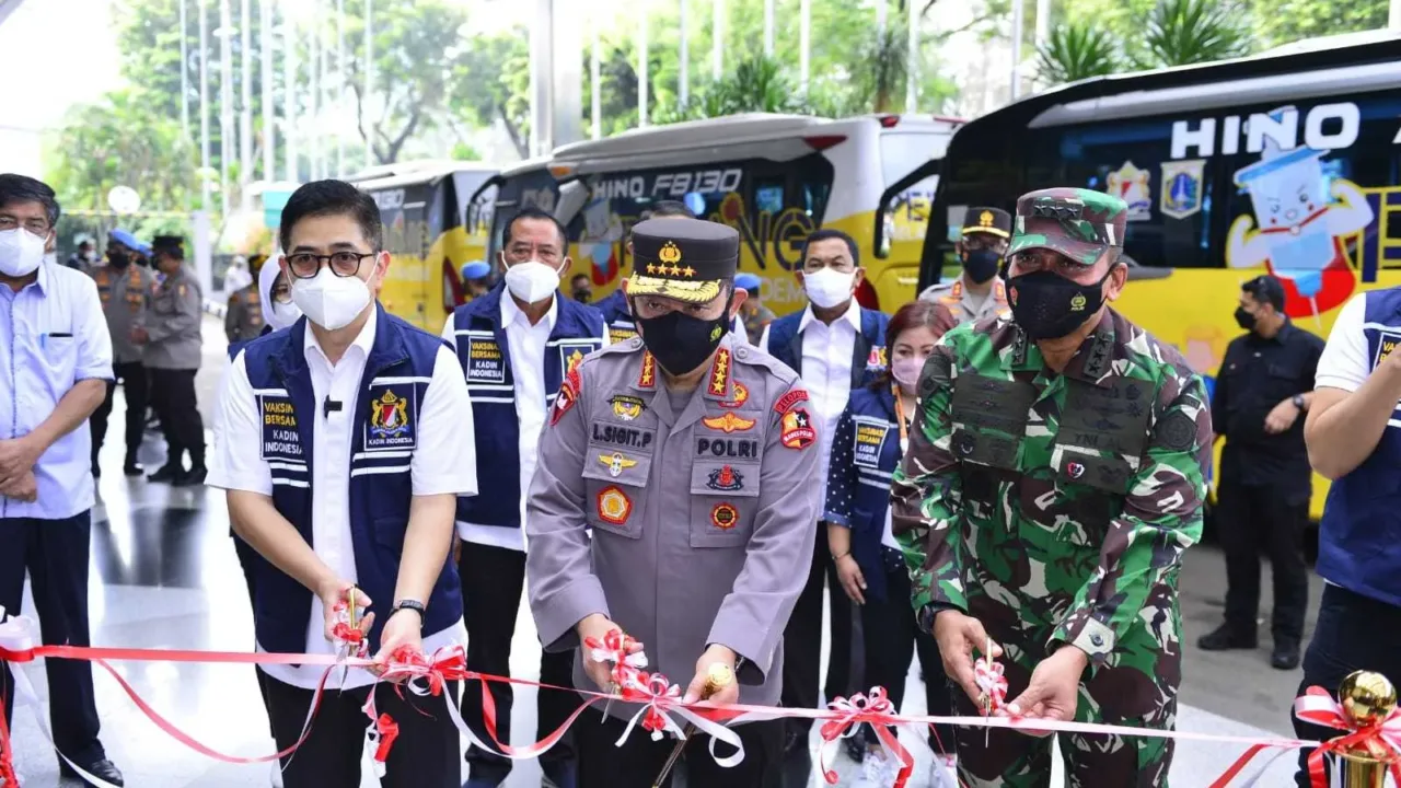 34 Bus Vaksinasi Keliling Di Lepas Kapolri Untuk Menjangkau Warga Yang Belum Di Vaksin