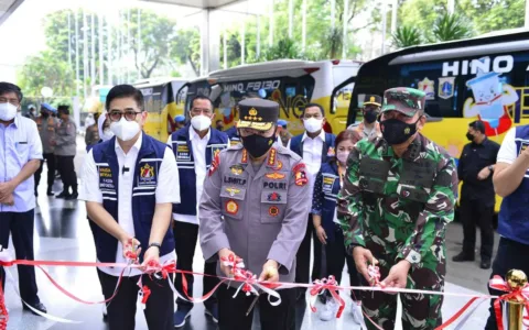 34 Bus Vaksinasi Keliling Di Lepas Kapolri Untuk Menjangkau Warga Yang Belum Di Vaksin