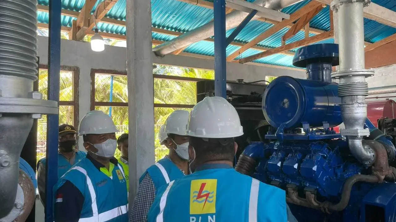 PLN Aliri Listrik Desa Tayando Yamtel di Maluku