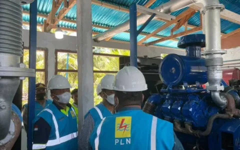 PLN Aliri Listrik Desa Tayando Yamtel di Maluku