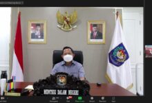 Mendagri Ajak Seluruh Elemen Masyarakat Bergandengan Tangan Hadapi Pandemi