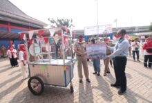 Wika Serahkan Bantuan Gerobak Umkm