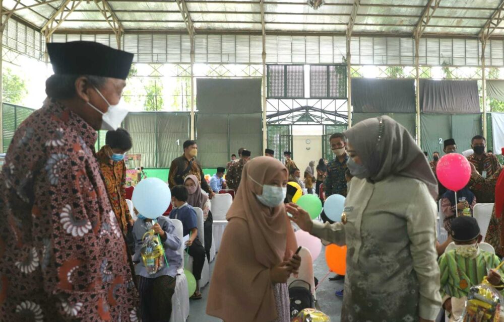 Sederhana, Bupati Serang Berbagi Ceria Dengan Anak Yatim
