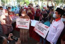 Ajak Mensos Ke Dapil, Bukhori Bagikan Bansos Ke Warga