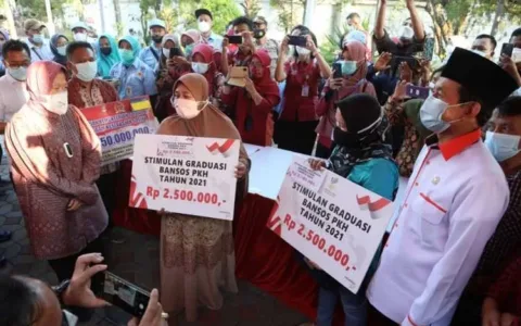 Ajak Mensos ke Dapil, Bukhori Bagikan Bansos ke Warga