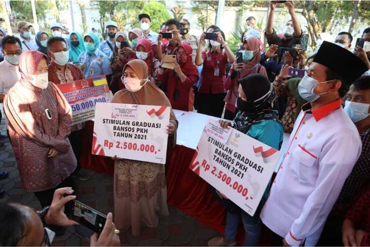 Ajak Mensos Ke Dapil, Bukhori Bagikan Bansos Ke Warga