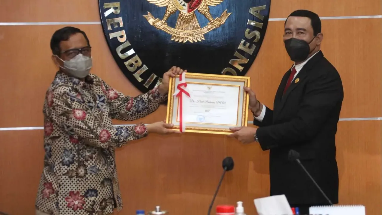 Hadi Prabowo Terima Penghargaan Penyelesaian Batas Negara dari Menko Polhukam Pada HUT BNPP