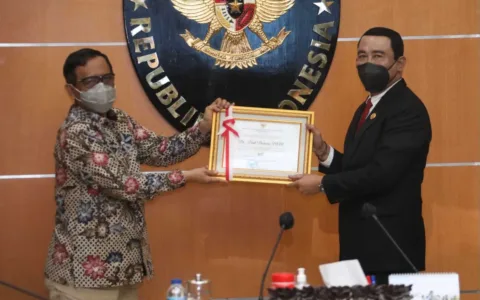 Hadi Prabowo Terima Penghargaan Penyelesaian Batas Negara dari Menko Polhukam Pada HUT BNPP