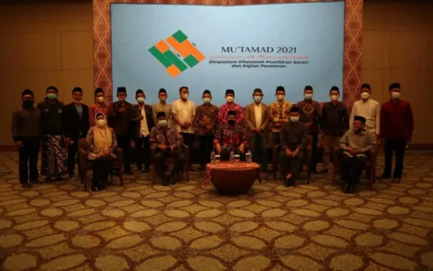 Dirjen Pendis Buka Simposium Khazanah Pemikiran Santri dan Kajian Pesantren