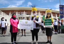 Perwosi Serahkan Bantuan 1.000 Sepatu Olahraga Untuk Anak-Anak Papua Dan Papua Barat