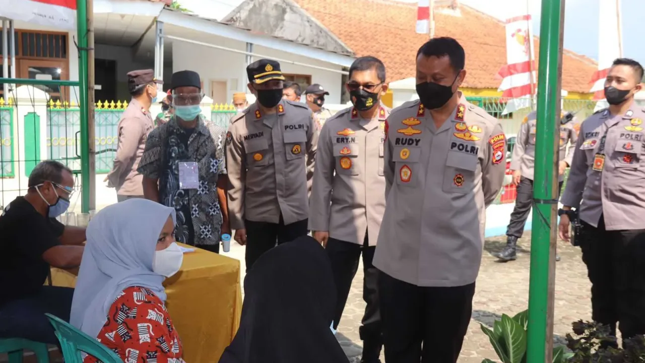 Pastikan Pilkades Aman, Kapolda Kunjungi TPS dan Gerai Vaksin