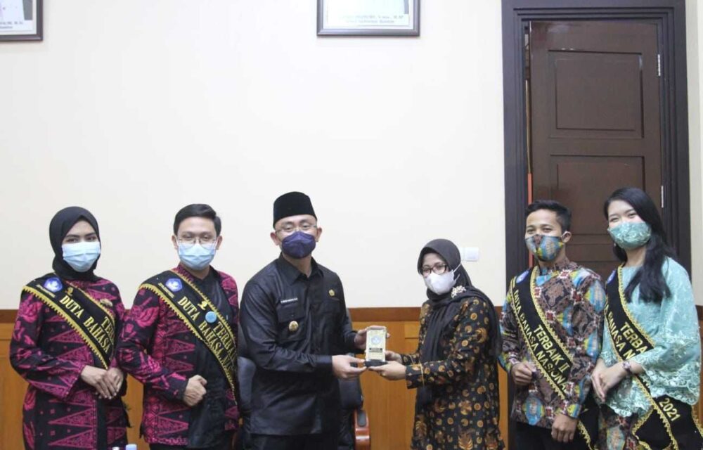 Raih Juara 2 Nasional, Duta Bahasa Datangi Wagub Banten