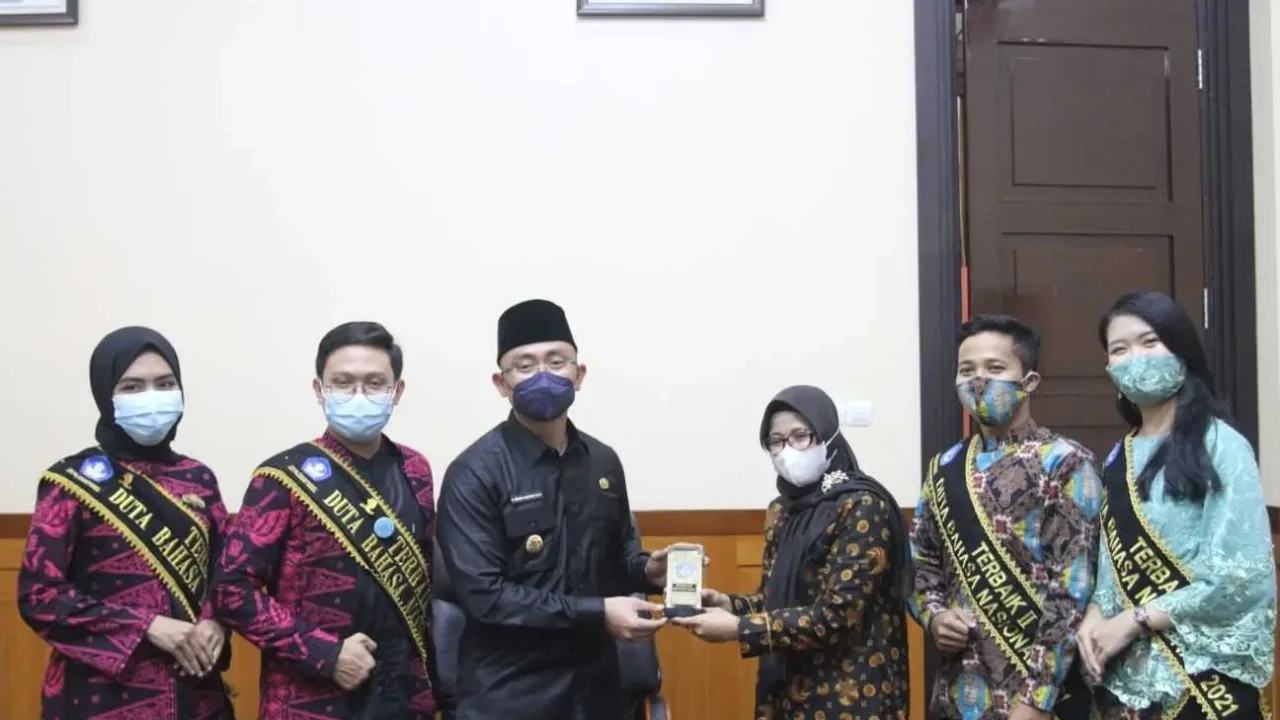 Raih Juara 2 Nasional, Duta Bahasa Datangi Wagub Banten