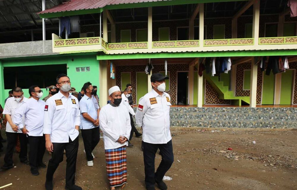 Kompak, Wahidin Dan Andik Resmikan Jalan Lingkungan Di Carita