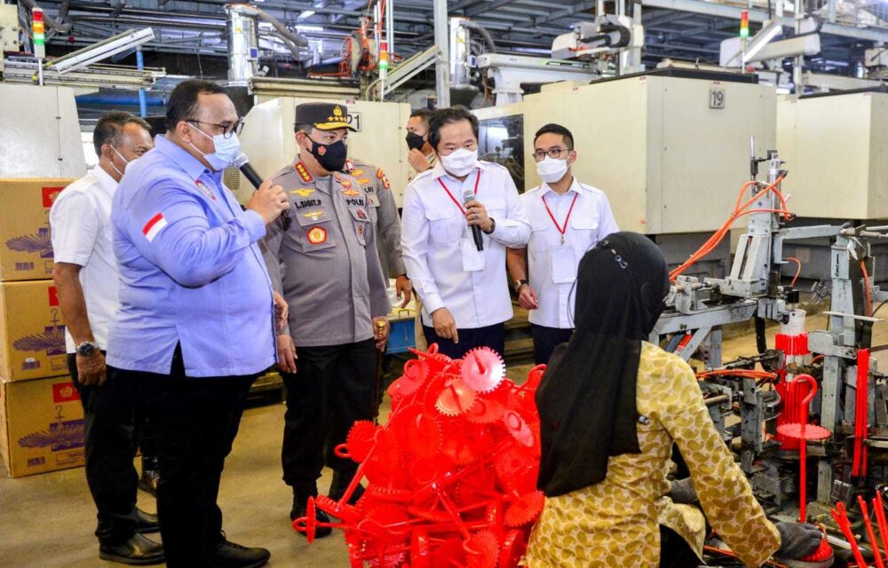 Ini Baru Bener...!Kapolri Bagikan Ribuan Sembako