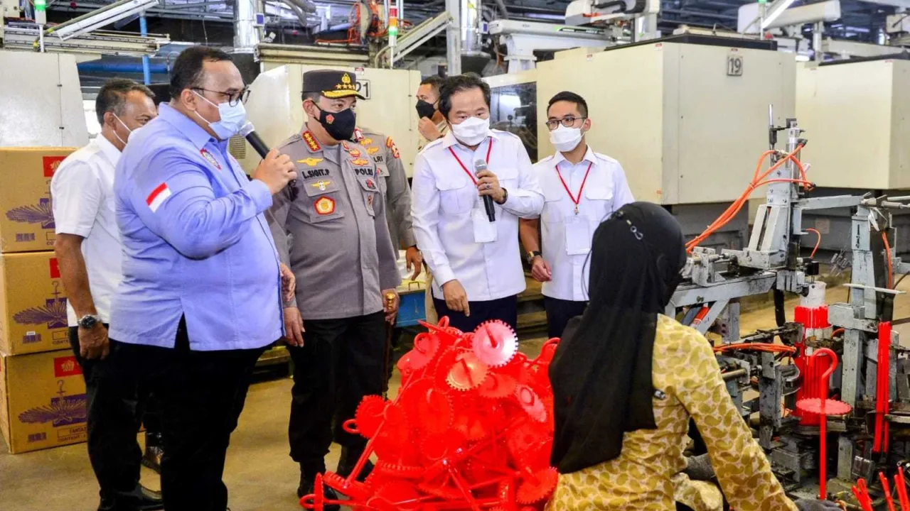 INI BARU BENER…Kapolri Bagikan Ribuan Sembako