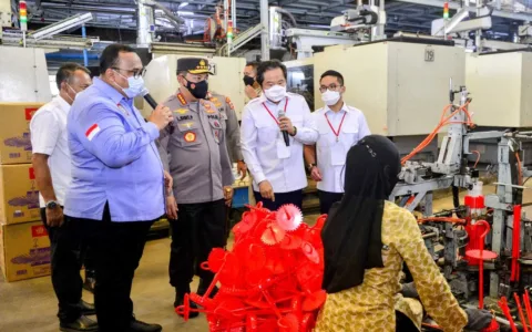 INI BARU BENER…Kapolri Bagikan Ribuan Sembako