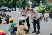 Gitu Dong...!Kapolres Kawal Demo Buruh Dan Mahasiswa Humanis Di Karawang