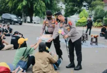 GITU DONG…Kapolres Kawal Demo Buruh dan Mahasiswa Humanis di Karawang