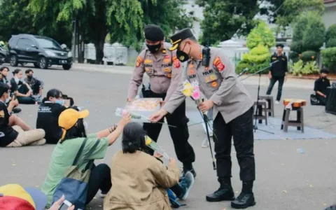 GITU DONG…Kapolres Kawal Demo Buruh dan Mahasiswa Humanis di Karawang