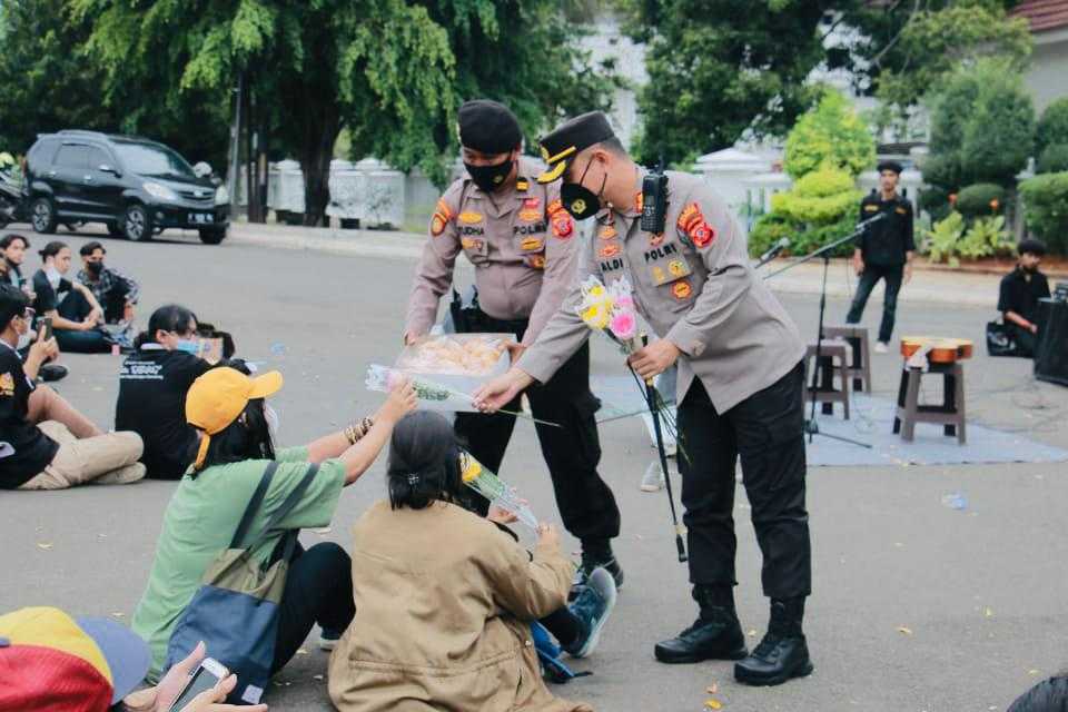 Gitu Dong...!Kapolres Kawal Demo Buruh Dan Mahasiswa Humanis Di Karawang
