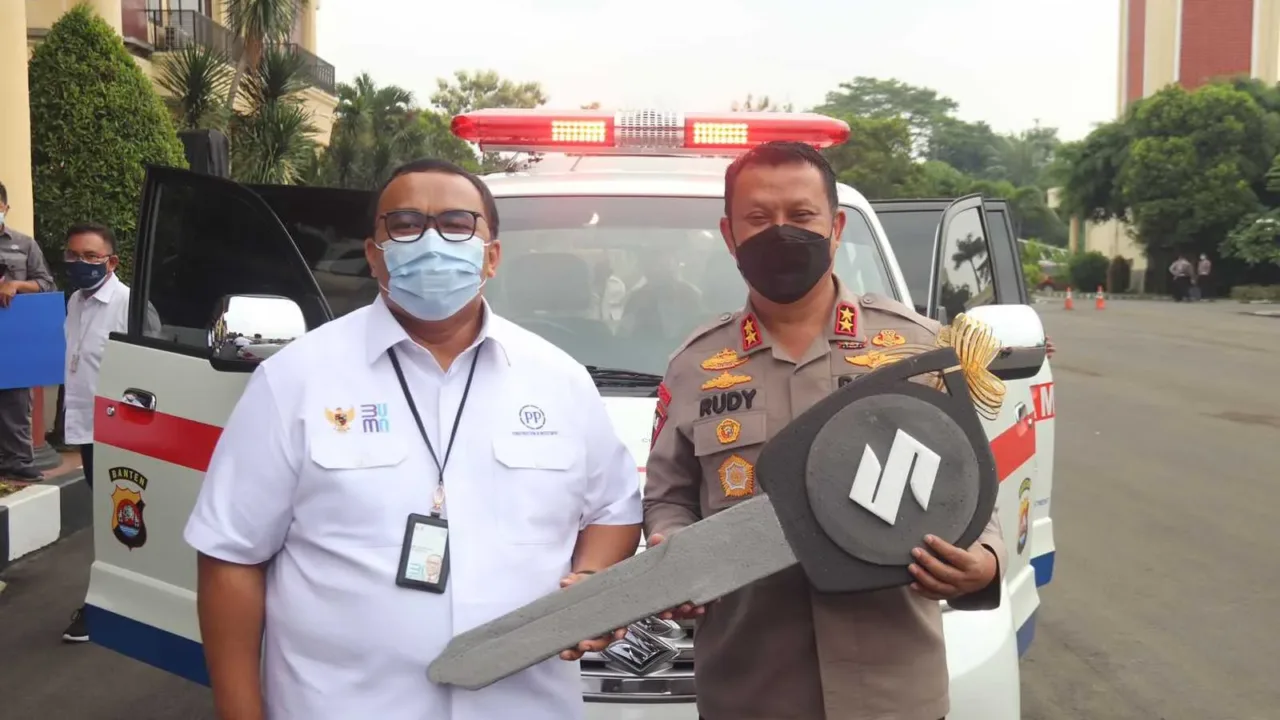 MANTAP…Polda Banten Terima CSR Ambulance PP Persero
