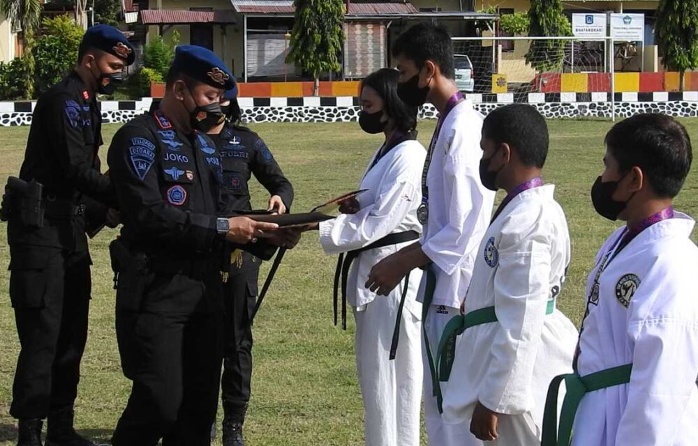 Inspiratif...!Brimob Sulteng Berikan Penghargaan Ke Atlit Taekwondo Berprestasi