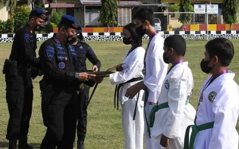 INSPIRATIF…Brimob Sulteng Berikan Penghargaan ke Atlit Taekwondo Berprestasi