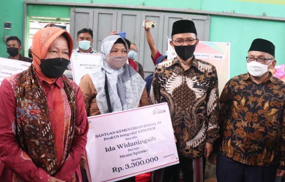 Mantap.....!! Kunjungi Ponpes Al Mizan Majalengka, Risma Bagi-Bagi Bansos
