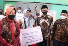 Mantap.....!! Kunjungi Ponpes Al Mizan Majalengka, Risma Bagi-Bagi Bansos