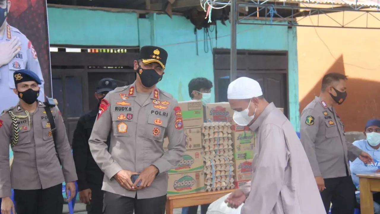 MANTAP…Kapolda Sulteng Pantau Vaksinasi di Pesantren Al-Munshuroh Poso
