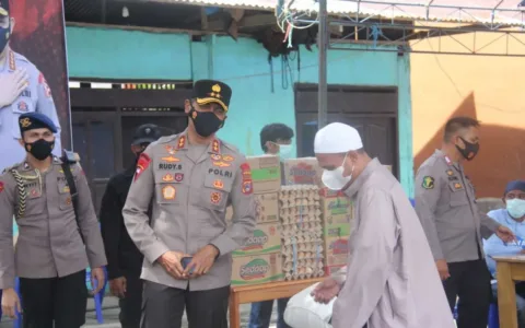 MANTAP…Kapolda Sulteng Pantau Vaksinasi di Pesantren Al-Munshuroh Poso