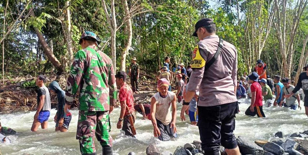 Tanggul Sungai Jebol, Satgas Madago Bertindak Cepat