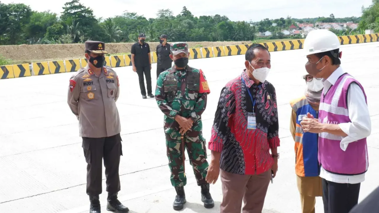 KAWAL KETAT…Kapolda Dampingi Presiden Jokowi Resmikan Tol Serang – Panimbang