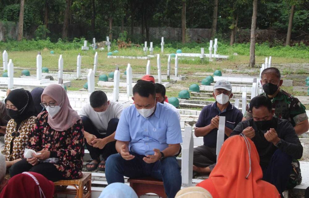 Nah Gitu...!Kasad Dudung Ziarah Ke Makam Orang Tua Di Cirebon