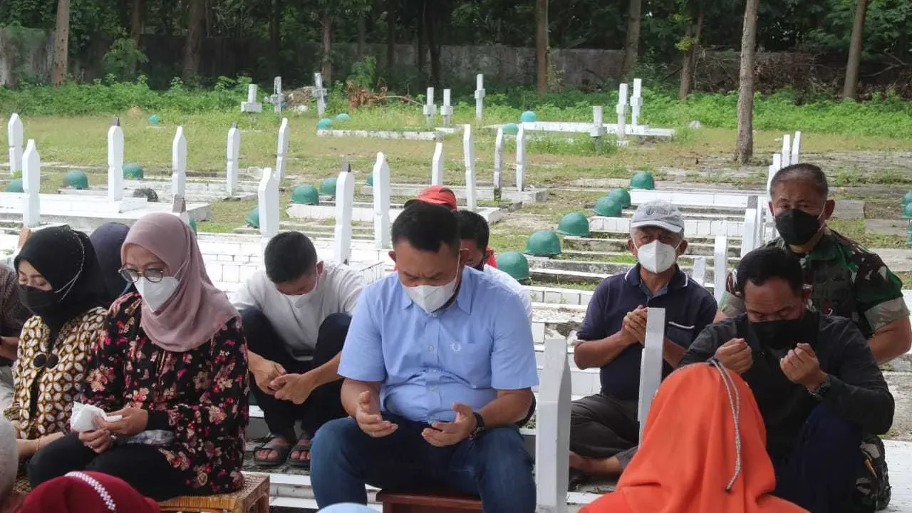 NAH GITU…KASAD Dudung Ziarah ke Makam Orang Tua di Cirebon