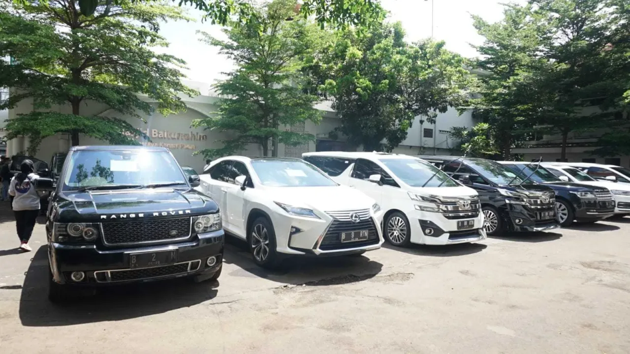 BURUAN…Kejagung Lelang Puluhan Mobil Rampasan Kasus Korupsi PT Jiwasraya