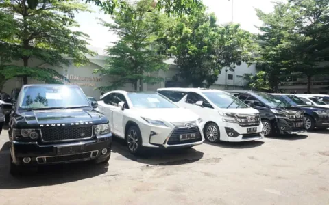BURUAN…Kejagung Lelang Puluhan Mobil Rampasan Kasus Korupsi PT Jiwasraya