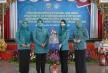 GITU DONG...!PKK Pusat Berikan Bantuan Sembako di Jawa Timur