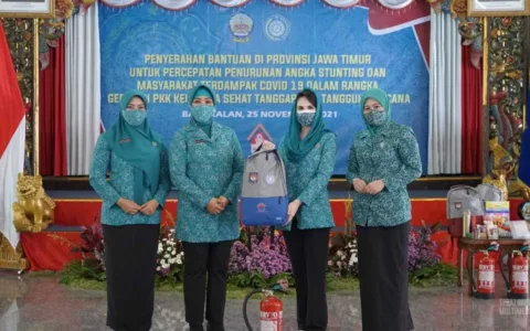 GITU DONG...!PKK Pusat Berikan Bantuan Sembako di Jawa Timur
