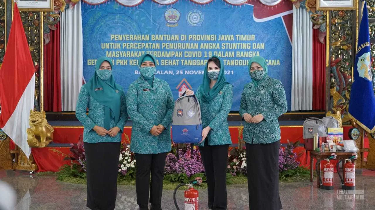 GITU DONG...!PKK Pusat Berikan Bantuan Sembako di Jawa Timur