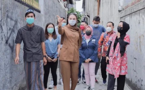 SEGER…Potret Luna Maya Blusukan Jadi Ketua RT di Jakarta