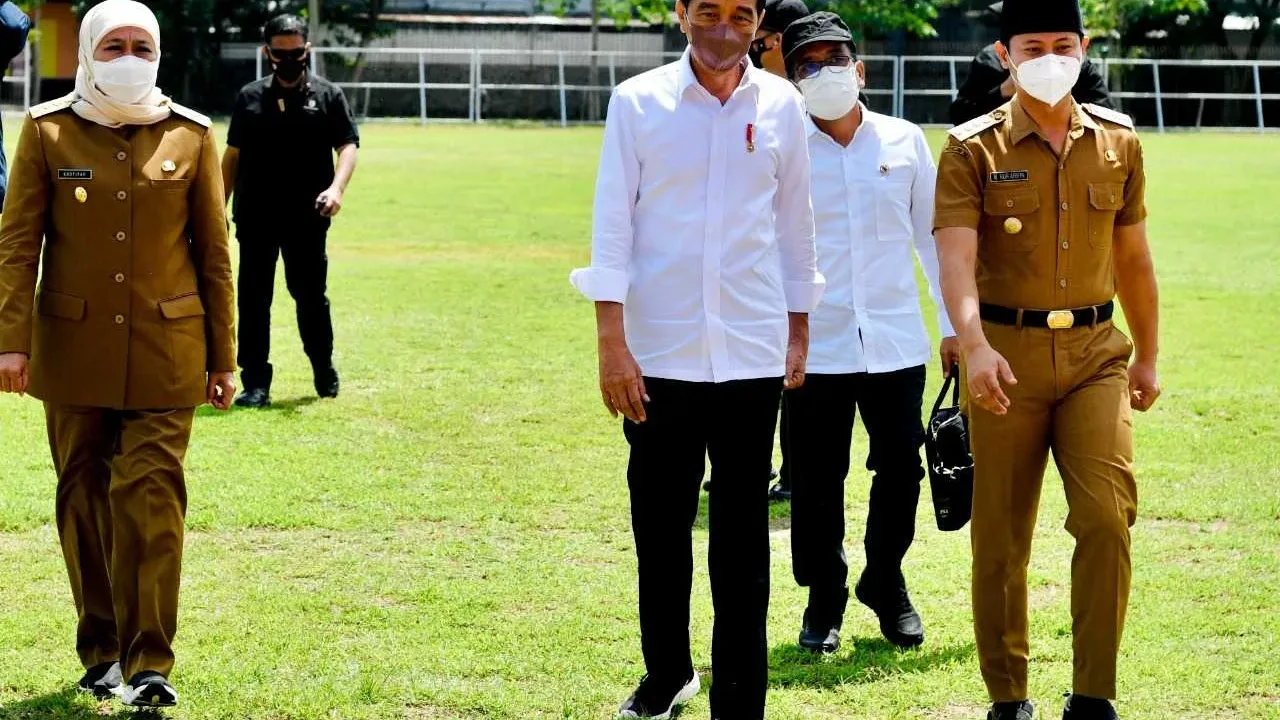 Saat Presiden Bujuk Menteri PUPR Beli Sepatu Buat Naik Motor