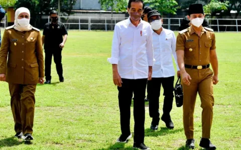 Saat Presiden Bujuk Menteri PUPR Beli Sepatu Buat Naik Motor