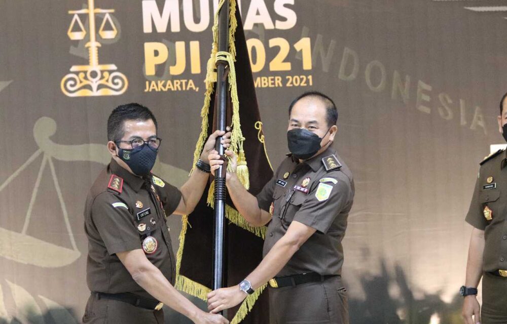 Wakil Jaksa Agung Serahkan Petaka Pji Ke Amir Yanto
