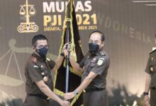 Wakil Jaksa Agung Serahkan Petaka Pji Ke Amir Yanto