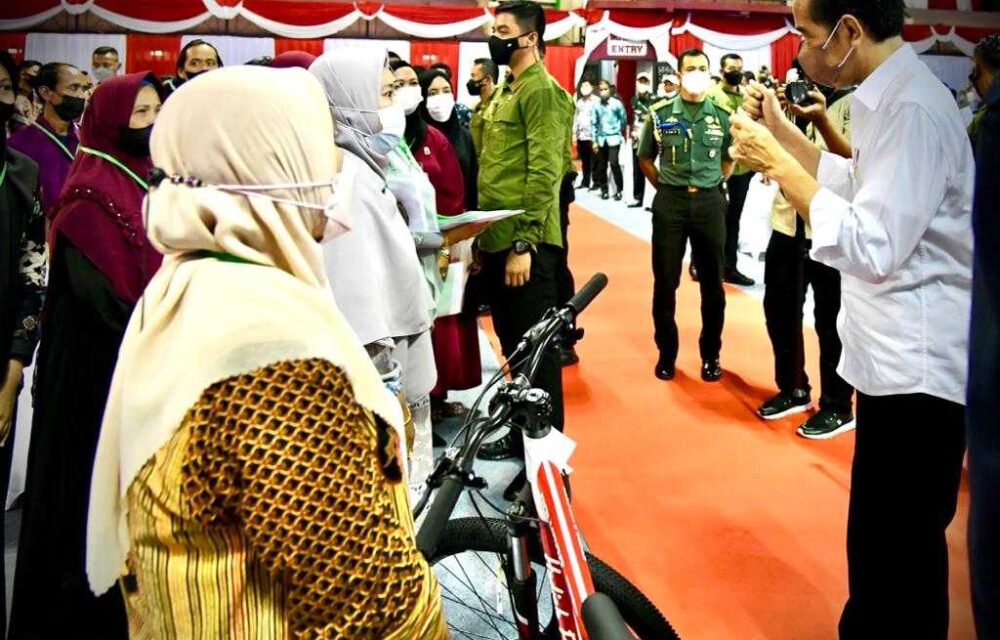Saat Presiden Bagikan Sepeda Di Kalimantan Utara