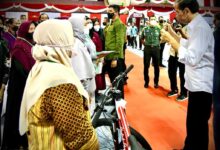 Saat Presiden Bagikan Sepeda Di Kalimantan Utara