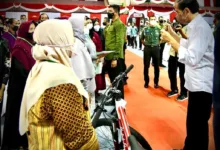 Saat Presiden Bagikan Sepeda di Kalimantan Utara