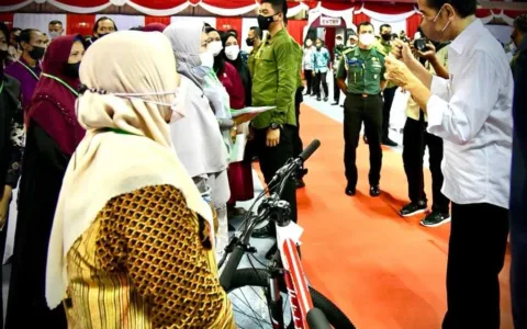 Saat Presiden Bagikan Sepeda di Kalimantan Utara